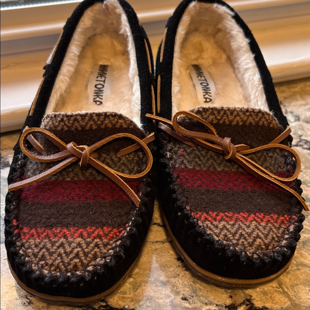 Minnetonka Tilia Faux Fur Lined Black Slippers Size 8M